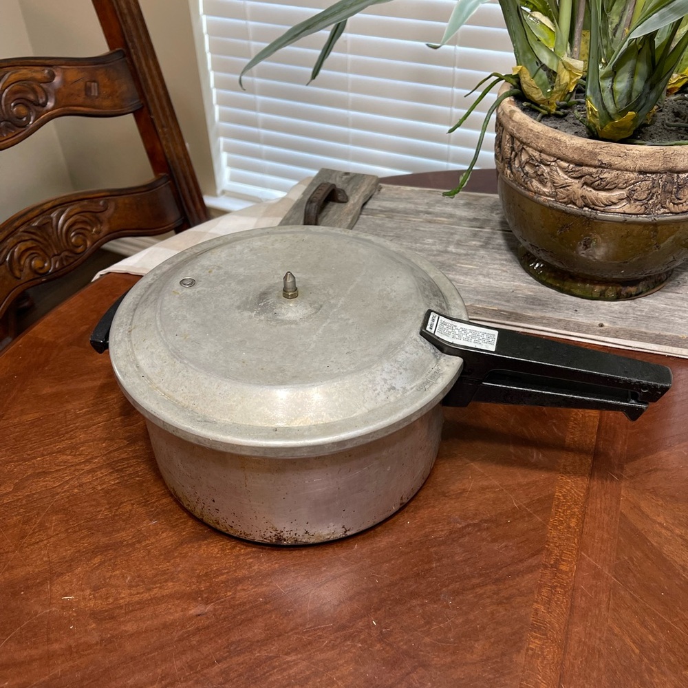 Vintage MIRRO-MATIC Pressure Cooker m-0436
